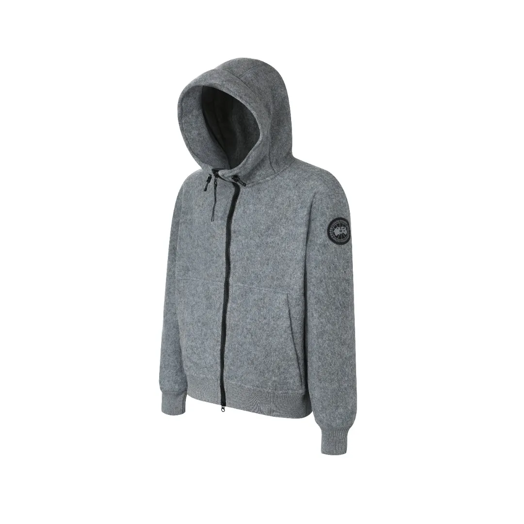 P780 Canada Goose Fleece Badge Hooded Jacket Fabric selection: Wool fleece fabric blended with wool as the main body and a very small amount of spandex and polyester fibers. Wool is a core natural ingredient that provides unparalleled temperature regulation, antibacterial and anti-odor properties and a skin-friendly feel. The feeding of a small amount of spandex gives the fabric a certain degree of four-way elasticity, making it non-restrictive during daily activities. As the basis of fleece's structure, polyester fiber enhances the fabric's durability, wrinkle resistance and quick-drying properties. It contributes to the loft of the fleece and provides functions such as trapping air.  Detail 1: The sleeves and hem are closed with 2×2 ribbing. Its strong elasticity can closely fit wrists and waists of different thicknesses, forming an effective 'seal' to prevent cold wind from blowing back. It can still maintain its original shape after repeated stretching and use, and is not easy to loose and deform. And the ribbed cuffs can convey a sense of design and enhance the visual beauty.  Detail 2: The combination of hood design and elastic buckle improves warmth and windproof performance when wearing.  Accessories: 1:1 customized elastic drawstring buckle, 1:1 customized zipper pendant, 1:1 customized armband SIZE: S M L XL